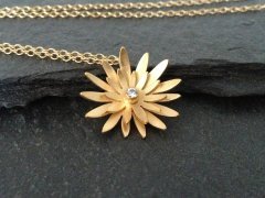 guld halskæde med blomster vedhæng og zirkonia