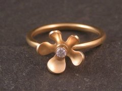 Blomster ring i forgyldt sølv med zirconia