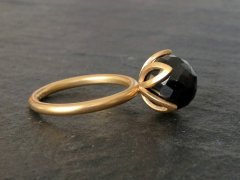 guldring med facetteret onyx sten