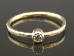 guldring med grøn diamant