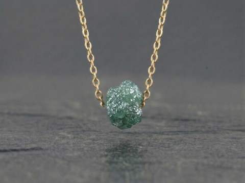 Bl�gr�n r�diamant guld halsk�de