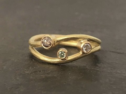 Guldring med farvede diamanter