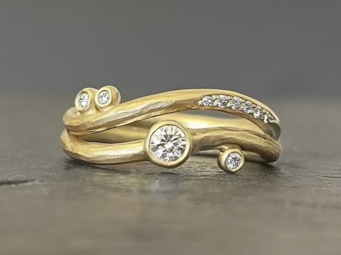 Svungen guldring med diamanter