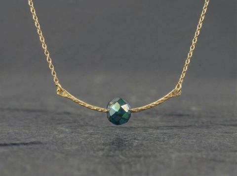 Guld halsk�de med diamant kugle