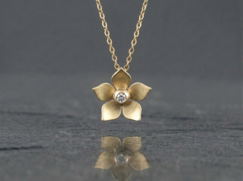 Guld halsk�de med blomst