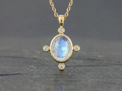 Guld vedh�ng med m�nesten