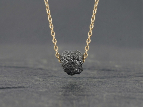 Sort r�diamant guld halsk�de
