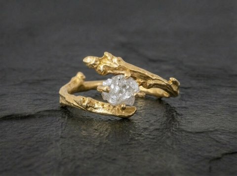 Twig guldring med r� diamant