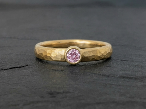 hammersl�et guld ring med pink safir