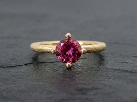 Guldring med pink turmalin