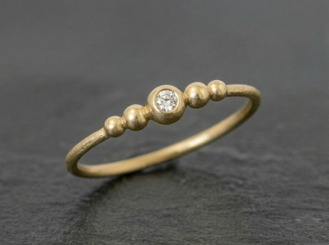 Guldring med kugler og diamant