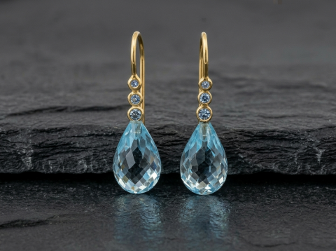 Guld �reringe med bl� sten