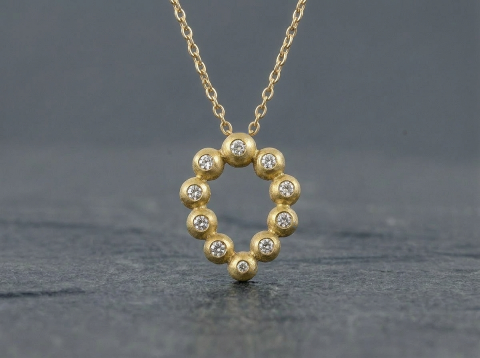 Dr�be vedh�ng i guld med diamanter