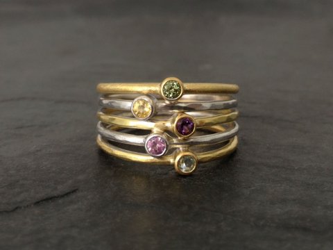 Unika ring med farvede sten