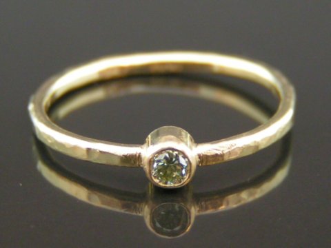 Pine grøn diamant ring