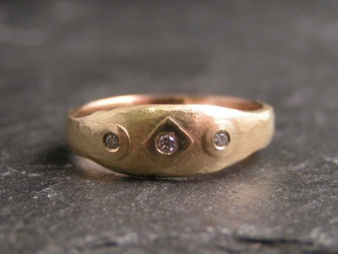 Unika ring i 18 karat guld med brillianter