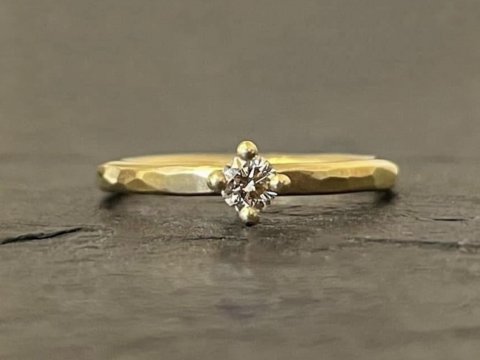 Hammersl�et guldring med diamant