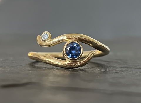 Guldring med bl� safir