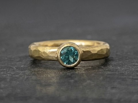 Guldring med smaragd