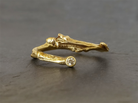 Twig guldring med champagne diamant