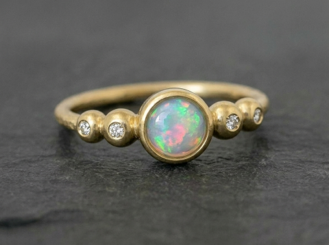 Guldring med opal