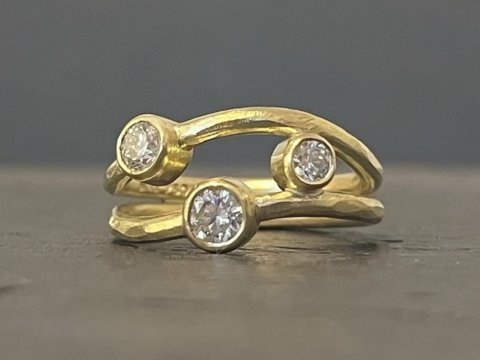 Bred rustik ring med dimanter