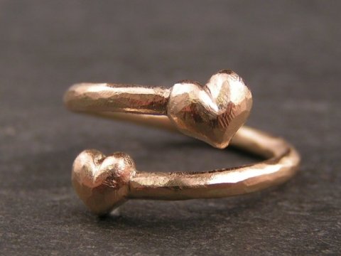 Unika ring i guld med hjerter