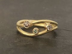 Guldring med farvede diamanter