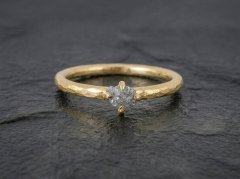 Guldring med r� diamant