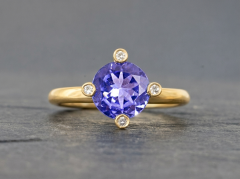 Guldring med tanzanit og diamanter