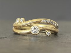 Svungen guldring med diamanter