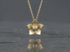 Guld halsk�de med blomst