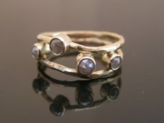 Unika ring i 18 karat guld med rosenslebne diamanter