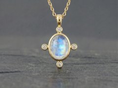 Guld vedh�ng med m�nesten