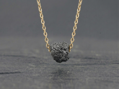 Sort r�diamant guld halsk�de