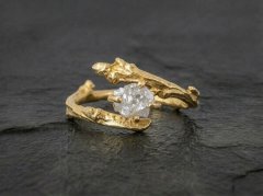 Twig guldring med r� diamant