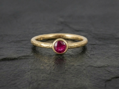 Guldring med rubin