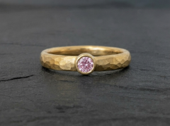 hammersl�et guld ring med pink safir
