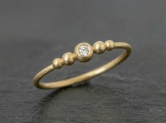 Guldring med kugler og diamant