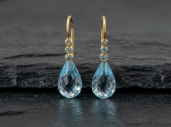 Guld �reringe med bl� sten