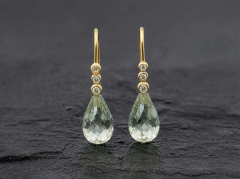 Guld �reringe med gr�nne sten