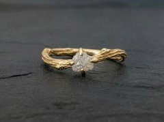 Lille Twig ring med r� diamant