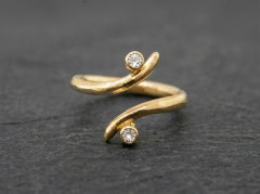 Guldring med diamanter