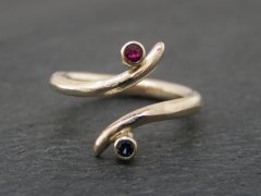 Unika ring i guld med safir og rubin