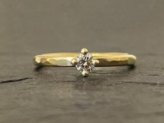 Hammersl�et guldring med diamant