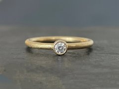 Glimtende ring med hvid diamant
