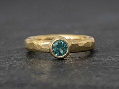 Guldring med smaragd