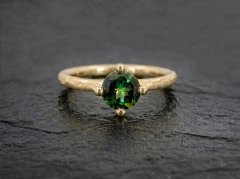 Guldring med gr�n turmalin