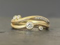 Svungen guldring med diamanter