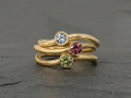 Stack ringe i guld med farvede sten